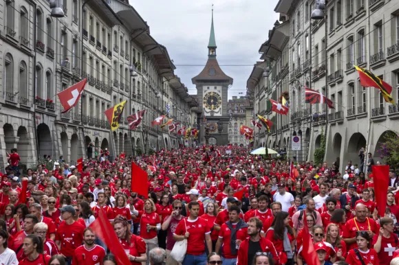 Nuit libre à Berne pour Espagne – Suisse : Incroyable Euro 2025 1 marche des fans Espagne Suisse à Berne